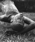 Figur Sitzender zerstört - FG. LH.