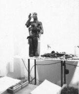 Sitzende mit Hund Wachs 1975 - FG unbk.