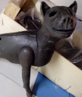 Hund von der Plastik Sitzende mit Hund aus 1975, gefunden in 2017 - FG AB.