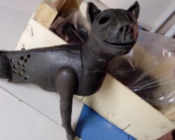 Hund von der Plastik Sitzende mit Hund aus 1975, gefunden in 2017 - FG AB.