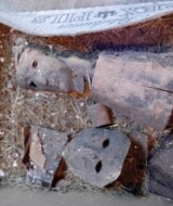 Plastik Sitzende mit Hund aus 1975, gefunden in 2017 - FG AB.