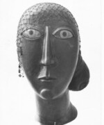 Frauenkopf in Wachs mit Haarnetz aus Silberringen & Perlen