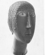 Frauenkopf in Wachs mit Haarnetz aus Silberringen & Perlen