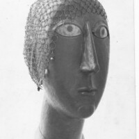 Frauenkopf in Wachs mit Haarnetz aus Silberringen & Perlen