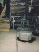 Arbeit an der Plastik vor dem Atelier Mon Bijou - PolB. LH.