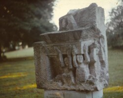 Figur der Sandstein-Gruppe Januscz Korczak - vor 1975 - FG LH.