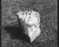 Sandstein-Plastik Aufschauender 1974 - FG UK.