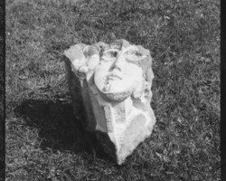 Sandstein-Plastik Aufschauender 1974 - FG UK.