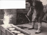 Notiz auf dem Foto: "1968 Sommer in Berlin, Holland beim Bronzeguß" - FG unbkt.