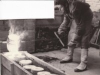 Notiz auf dem Foto: "1968 Sommer in Berlin, Holland beim Bronzeguß" - FG unbkt.