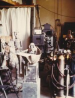 Atelierbild mit v.l.n.r. Mondpforte, Casablanca, Hallesche Venus, Don Quichote und Gefäß mit Fabelwesen - FG LH. vermutlich